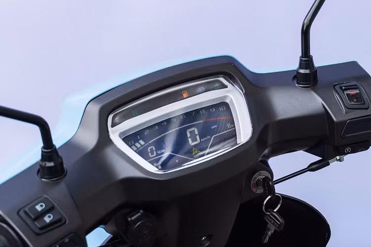 Ngoài ra, bản Đặc biệt còn được trang bị bảng điều khiển LCD hiện đại và cổng sạc USB-A cùng USB-C, tiện lợi cho việc sử dụng các thiết bị điện tử. Trọng lượng của DY115 đạt 91 kg, với dung tích bình xăng 4,2 lít.