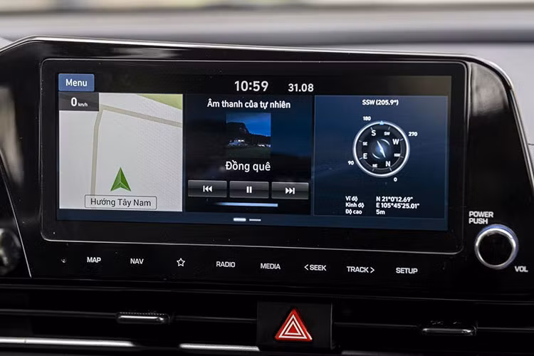 Elantra thế hệ mới sở hữu một không gian hiện đại, giàu công nghệ và hướng tới người lái. Tiêu biểu là màn hình giải trí trung tâm dạng cảm ứng 10,25 inch, thiết kế kéo dài nối liền màn hình kỹ thuật số Digital 10,25 inch phía sau vô-lăng, giúp tối ưu khả năng quan sát cho người cầm lái. Đặc biệt, màn hình kỹ thuật số còn hiển thị chủ đề theo Drivemode của xe hoặc theo sở thích của chủ nhân.