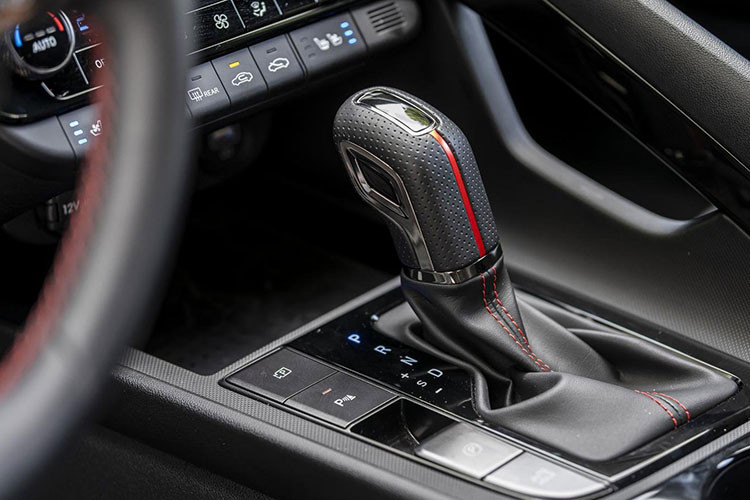 Cung cấp sức mạnh cho Hyundai Elantra thế hệ mới là động cơ SmartStream 1.6L T-GDi (mã hiệu G4FP), trên bản N-line sản sinh ra công suất cực đại 204 mã lực tại 6.000 vòng/phút cùng và mô-men xoắn cực đại 265Nm tại 1.500 đến 4.500 vòng/phút. Phiên bản động cơ này đi kèm hộp số tự động ly hợp kép 7 cấp DCT.