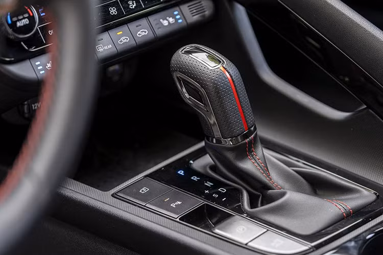 Cung cấp sức mạnh cho Hyundai Elantra thế hệ mới là động cơ SmartStream 1.6L T-GDi (mã hiệu G4FP), trên bản N-line sản sinh ra công suất cực đại 204 mã lực tại 6.000 vòng/phút cùng và mô-men xoắn cực đại 265Nm tại 1.500 đến 4.500 vòng/phút. Phiên bản động cơ này đi kèm hộp số tự động ly hợp kép 7 cấp DCT.