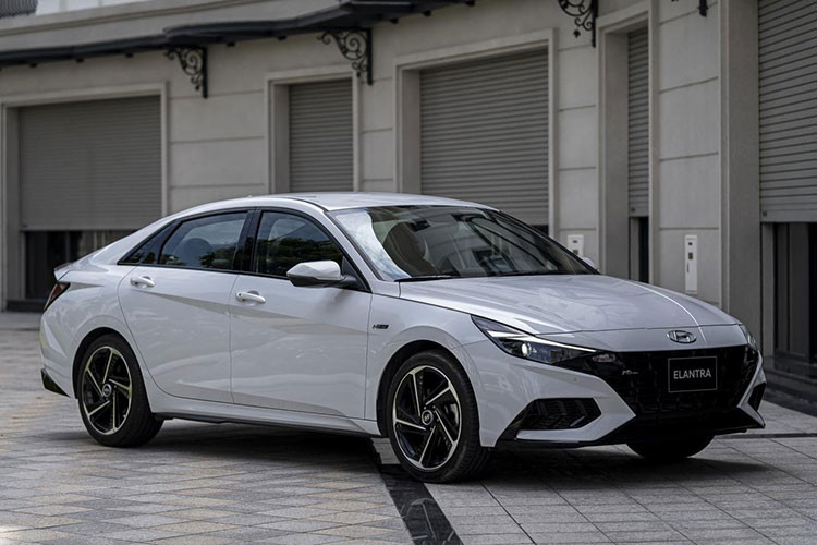 Mức giá xe Hyundai Elantra 2023 được phân phối tại Việt Nam cho 4 phiên bản Cụ thể: Elantra All New 1.6 AT giá 599 triệu đồng; Elantra All New 1.6 AT đặc biệt giá 669 triệu đồng; Elantra All New 2.0 AT cao cấp giá 729 triệu đồng; Elantra All New N-line giá 799 triệu đồng.
