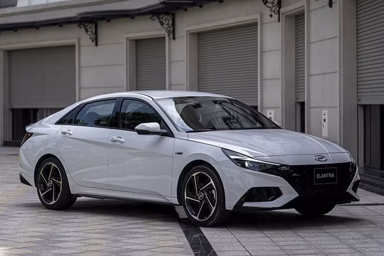 Mức giá xe Hyundai Elantra 2023 được phân phối tại Việt Nam cho 4 phiên bản Cụ thể: Elantra All New 1.6 AT giá 599 triệu đồng; Elantra All New 1.6 AT đặc biệt giá 669 triệu đồng; Elantra All New 2.0 AT cao cấp giá 729 triệu đồng; Elantra All New N-line giá 799 triệu đồng.