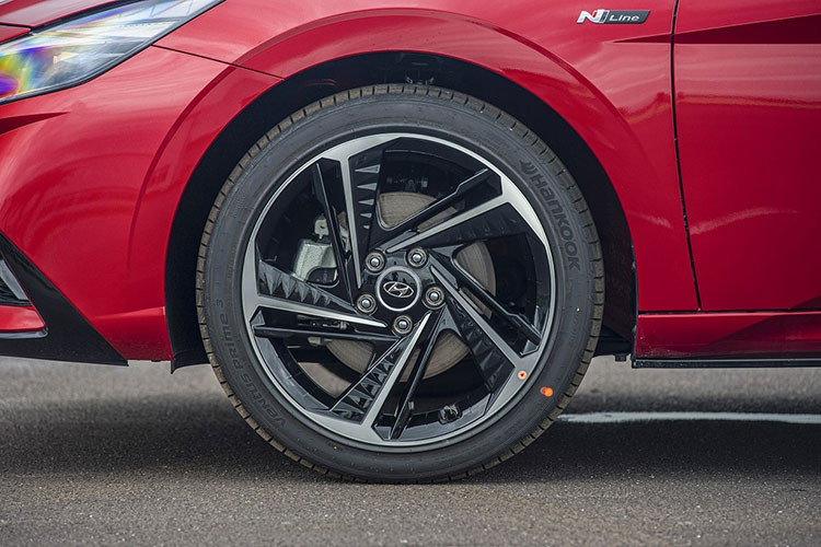 Ở phía sau, cặp đèn hậu LED nối liền với nhau tạo thành chữ H cách điệu, khiến người nhìn dễ liên tưởng đến logo thương hiệu. Cột C kéo dài hết phần cốp, nhấn mạnh phong cách coupe đầy sang chảnh trên mẫu xe mới nhà Hyundai. Cản sau thiết kế các cánh khuếch tán gió vừa có tác dụng gia tăng tính thẩm mỹ vừa tăng tính khí động học cho xe.