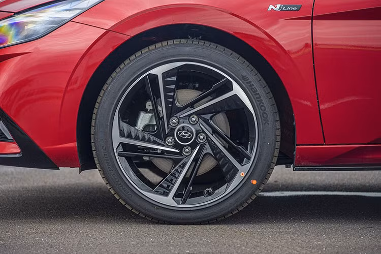 Ở phía sau, cặp đèn hậu LED nối liền với nhau tạo thành chữ H cách điệu, khiến người nhìn dễ liên tưởng đến logo thương hiệu. Cột C kéo dài hết phần cốp, nhấn mạnh phong cách coupe đầy sang chảnh trên mẫu xe mới nhà Hyundai. Cản sau thiết kế các cánh khuếch tán gió vừa có tác dụng gia tăng tính thẩm mỹ vừa tăng tính khí động học cho xe.