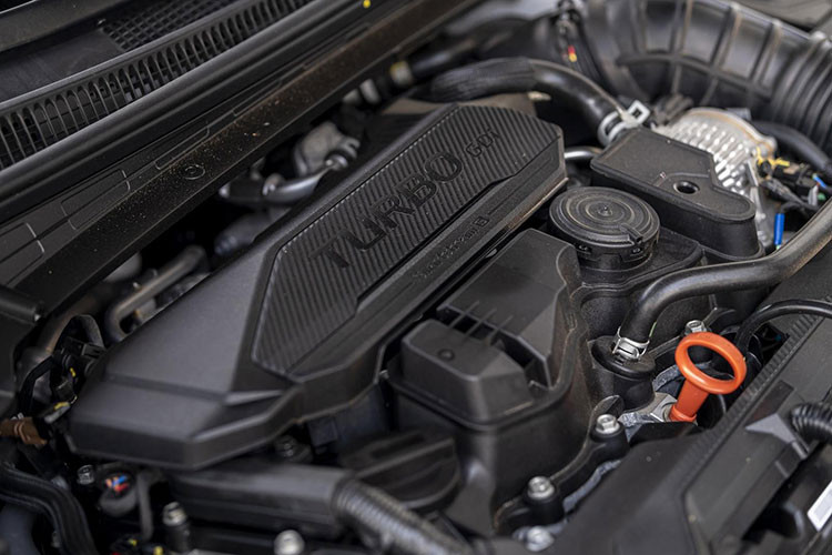 Tiếp đến là lựa chọn động cơ xăng SmartStream 2.0l MPI (mã hiệu G4NM) cho công suất 159 mã lực tại 6.200 vòng/phút, cùng mô-men xoắn cực đại 192 Nm tại 4.500 vòng/phút. Phiên bản sử dụng động cơ xăng SmartStream 1.6L MPI (mã hiệu G4FM) cho công suất 128 mã lực, đi kèm hộp số tự động 6 cấp.