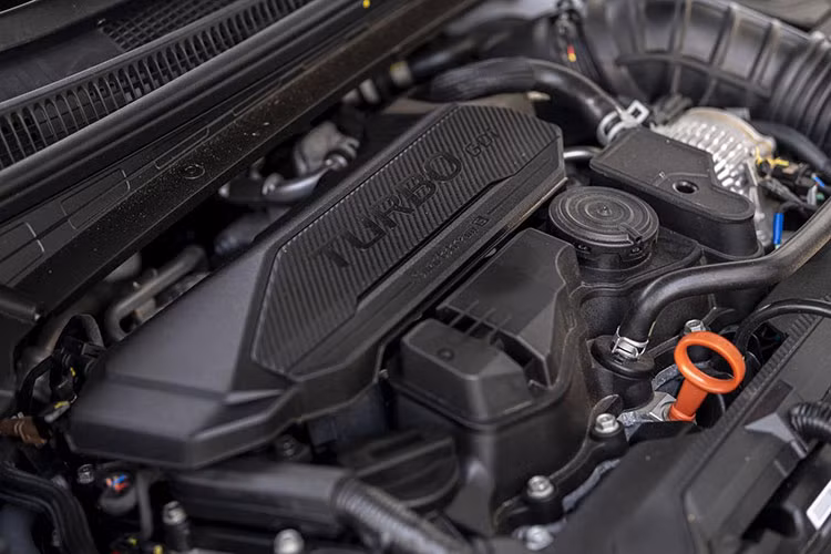 Tiếp đến là lựa chọn động cơ xăng SmartStream 2.0l MPI (mã hiệu G4NM) cho công suất 159 mã lực tại 6.200 vòng/phút, cùng mô-men xoắn cực đại 192 Nm tại 4.500 vòng/phút. Phiên bản sử dụng động cơ xăng SmartStream 1.6L MPI (mã hiệu G4FM) cho công suất 128 mã lực, đi kèm hộp số tự động 6 cấp.