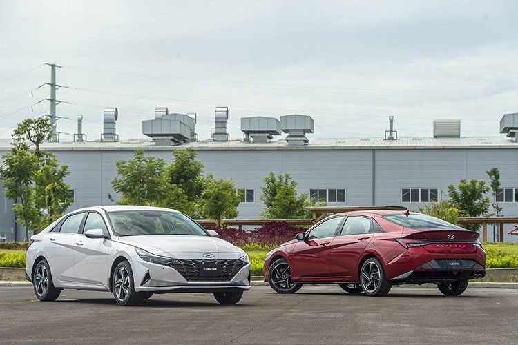 Liên doanh ôtô Hyundai Thành Công Việt Nam đã chính thức giới thiệu All New Hyundai Elantra tới người tiêu dùng trong nước. Tại Việt Nam, Hyundai Elantra 2023 mới sở hữu loạt thay đổi mang tính đột phá về thiết kế, động cơ, vận hành và hệ thống an toàn, hứa hẹn đẩy cuộc đua doanh số nhóm sedan hạng C thêm phần sôi động.