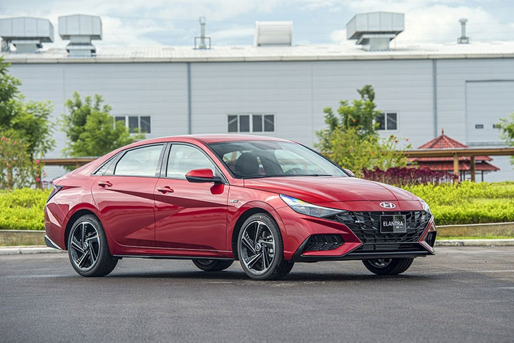 Riêng phiên bản N-Line sở hữu ngoại hình thể thao hơn với bộ body kit độc quyền bao gồm: lưới tản nhiệt gắn logo "N Line", ốp trang trí bên viền hốc hút gió, gương chiếu hậu màu đen, cánh lướt gió sau và chụp ống xả mạ crôm. Kích thước xe được điều chỉnh theo hướng lớn hơn thế hệ tiền nhiệm bao gồm dài x rộng x cao lần lượt là 4.675 x 1.825 x 1430 (mm), chiều dài cơ sở đạt 2.720 mm.