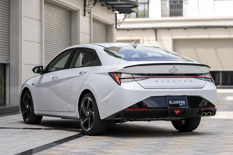 Hyundai Elantra thế hệ mới được trang bị Drive Mode 4 chế độ lái: Eco (tiết kiệm), Normal (thông thường), Sport (thể thao), Smart (thông minh). Công nghệ an toàn được trang bị cảnh báo va chạm phía trước, hỗ trợ giữ làn đường, cảnh báo va chạm phía sau, cảnh báo chuyển làn, cảnh báo mất tập trung, cảnh báo phương tiện cắt ngang, ga tự động thông minh… 
