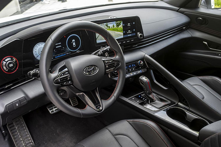 Có thể thấy, việc tăng chiều dài thêm 55 mm, chiều rộng thêm 25mm và trục cơ sở thêm 20 mm nhưng hạ thấp 20 mm, các kỹ sư của Hyundai không chỉ thành công trong việc nhấn mạnh phong cách thể thao trên All New Elantra, mà còn tạo tiền đề để mang đến cho người dùng một không gian nội thất rộng rãi, tiện nghi hơn.