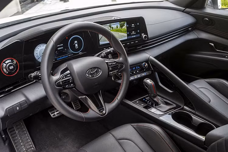 Có thể thấy, việc tăng chiều dài thêm 55 mm, chiều rộng thêm 25mm và trục cơ sở thêm 20 mm nhưng hạ thấp 20 mm, các kỹ sư của Hyundai không chỉ thành công trong việc nhấn mạnh phong cách thể thao trên All New Elantra, mà còn tạo tiền đề để mang đến cho người dùng một không gian nội thất rộng rãi, tiện nghi hơn.