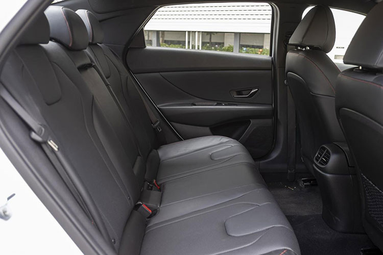 Ngoài ra, nút bấm khởi động Start/Stop engine kết hợp khởi động từ xa, kết nối Apple Carplay/ Android Auto, sạc không dây chuẩn Qi, cốp điều khiển từ xa thông minh, Cruise Control, cảm biến đèn và gạt mưa tự động, kính lái chống sương mù tự động, điều hòa tự động 2 vùng độc lập....