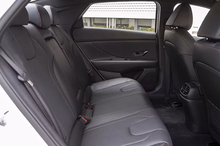 Ngoài ra, nút bấm khởi động Start/Stop engine kết hợp khởi động từ xa, kết nối Apple Carplay/ Android Auto, sạc không dây chuẩn Qi, cốp điều khiển từ xa thông minh, Cruise Control, cảm biến đèn và gạt mưa tự động, kính lái chống sương mù tự động, điều hòa tự động 2 vùng độc lập....