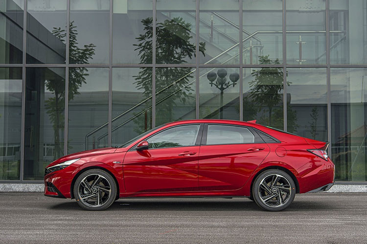 Hyundai Elantra thế hệ thứ 7 phát triển theo triết lý thiết kế mới “Sensous Sportiness” - thể thao gợi cảm, mang đến diện mạo bắt mắt, hiện đại và giàu cảm xúc hơn. Điểm nhấn nổi bật ở khu vực đầu xe thuộc về lưới tản nhiệt đa giác cỡ lớn với họa tiết bên trong tạo hình giống mặt cắt của đá quý, đủ sức thu hút người xem ngay từ cái nhìn đầu tiên.