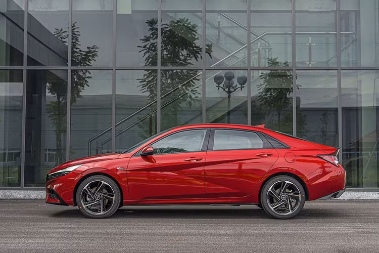 Hyundai Elantra thế hệ thứ 7 phát triển theo triết lý thiết kế mới “Sensous Sportiness” - thể thao gợi cảm, mang đến diện mạo bắt mắt, hiện đại và giàu cảm xúc hơn. Điểm nhấn nổi bật ở khu vực đầu xe thuộc về lưới tản nhiệt đa giác cỡ lớn với họa tiết bên trong tạo hình giống mặt cắt của đá quý, đủ sức thu hút người xem ngay từ cái nhìn đầu tiên.