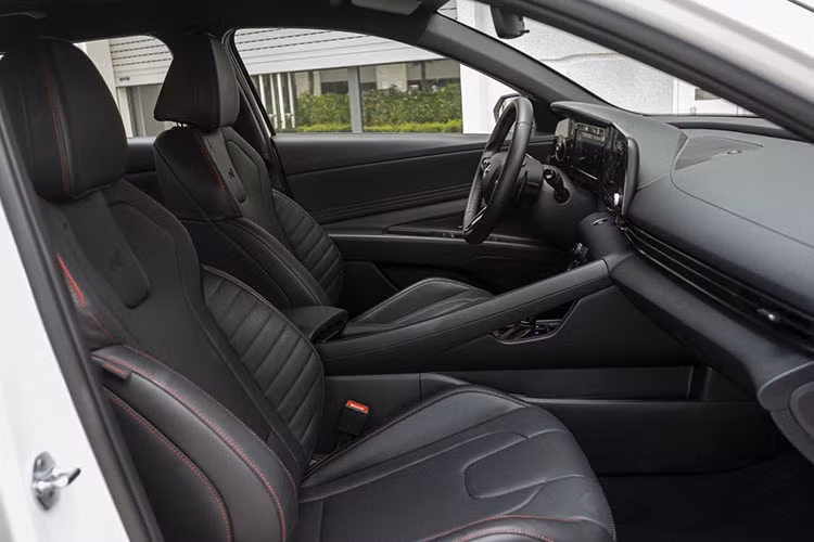 Vô-lăng xe bọc da, điều chỉnh 4 hướng, tích hợp các nút điều khiển chức năng, đi kèm lẫy chuyển số phía sau. Toàn bộ ghế ngồi trên xe cũng bọc da, có chức năng sưởi và làm mát ghế. Riêng ghế lái chỉnh điện 10 hướng. Cùng với đó, khách hàng mua xe Hyundai Elantra thế hệ mới còn được trải nghiệm loạt trang bị cao cấp khác như: phanh tay điện tử, autohold, chìa khóa thông minh Smartkey...