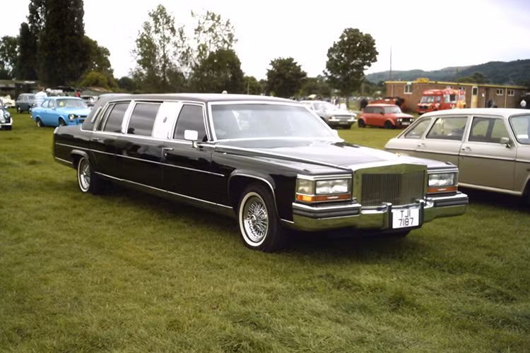 Theo thông tin từ phía trang mạng rao bán mẫu xe này cho biết, đích thân Tổng thống Donald Trump đã mua chiếc Cadillac limousine này cho một thành viên trong gia đình. Thậm chí, chiếc xe limousine còn được gọi bằng cái tên riêng là Cadillac Trump.