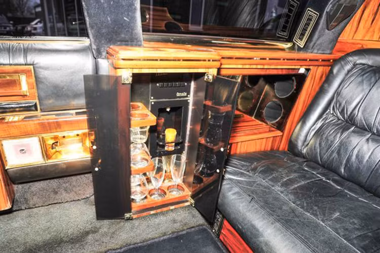 Bên trong nội thất của chiếc xe được thiết kế khá ấn tượng, đậm chất xe sang với khoang sau rộng rãi với các chất liệu bọc bằng da thật và gỗ quý. Trên xe còn được trang bị tủ rượu, quầy bar...