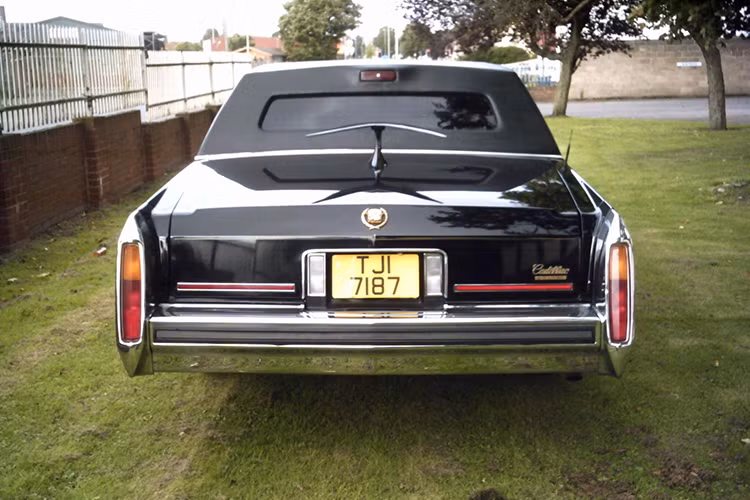 Theo thông tin từ phía rao bán chiếc limousine cũ này, chiếc xe của ông Trump đã chạy hết quãng đường 45.000 dặm, tương đương 72.420 km. Trước khi được rao bán, chiếc xe này từng qua 5 đời chủ khác nhau.