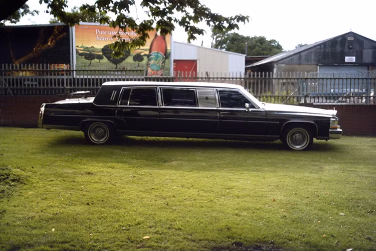 Đây không phải là chiếc xe cũ đầu tiên của tân Tổng thống Mỹ được rao bán. Trước đó, chiếc siêu xe Lamborghini Diablo 1997 màu xanh dương cũ của ông Donald Trump cũng đã từng được rao bán với giá ít nhất 460.000 USD.