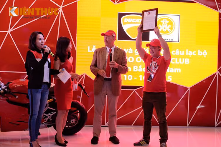 Ông Bradley Lalonde - Chủ tịch HĐQT Ducati Việt Nam trao bằng chứng nhận cho đại diện D.O.C miền Bắc. Từ giờ phút này, CLB D.O.C miền Bắc sẽ chính thức gia nhập vào hàng ngũ của D.O.C toàn cầu.