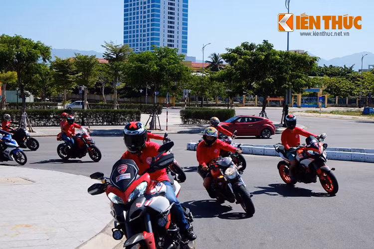 Hơn cả giá trị của một sản phẩm cơ khí, Desmo còn là niềm tự hào về một tuyệt phẩm cơ khí đến từ nước Ý – và đó chính là một phần trong những tinh hoa của nền văn hóa Ý mang lại.