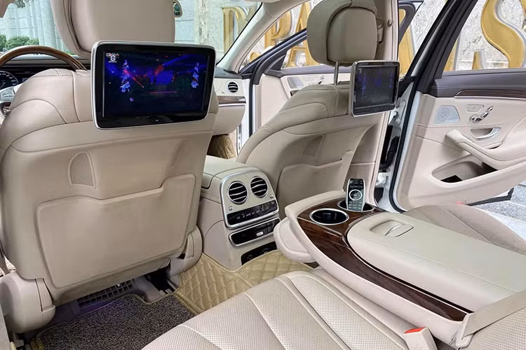 Các trang bị tiện ích của xe bao gồm; hệ thống điều khiển truyền thông đa phương tiện COMAND Online với đầu đọc DVD 6 đĩa; bộ thu sóng phát thanh; đầu đọc thẻ SD; bộ nhớ lưu trữ nhạc 10 GB tương thích định dạng MP3/ WMA/ ACC), kết nối Bluetooth. Các cổng kết nối truyền thông đa phương tiện phía dưới tựa tay trung tâm hàng ghế trước và sau hỗ trợ các thiết bị giải trí di động...