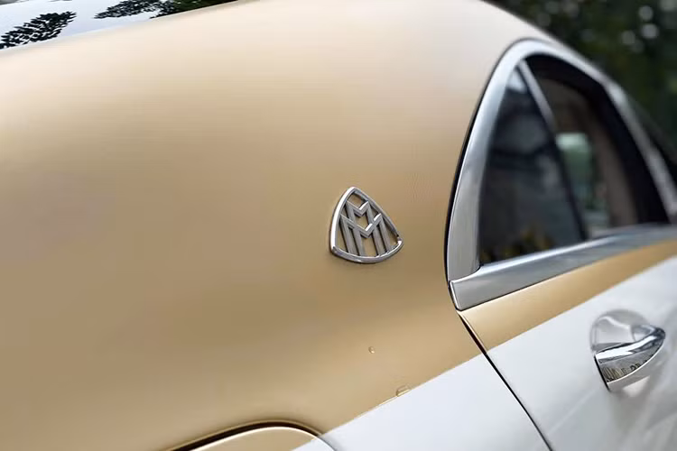 Do có quá nhiều mẫu xe sedan Mercedes-Benz S400 xuất hiện trên phố, một dân chơi xe tại Hà Nội đã quyết định độ lại chiếc S400 đời 2015 của mình theo phong cách xe siêu sang Maybach. Tuy nhiên sau một thời gian sử dụng, chiếc Mercedes-Benz S400 độ Maybach này đã được đưa lên sàn xe cũ Hà Nội với số km lăn bánh khoảng 4,5 vạn miles.