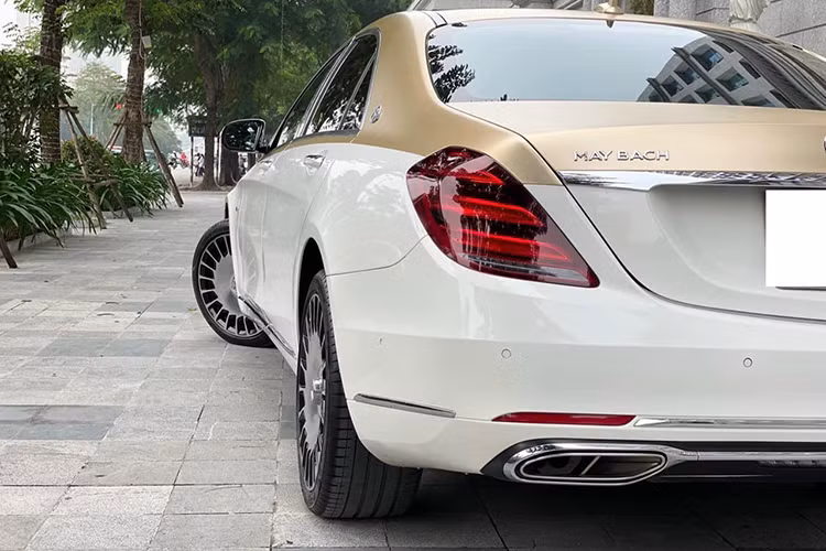 Phần đuôi sau xe cũng độ 4 ống xả kiểu Mercedes Maybach nhưng ống xả này nhỏ hơn so với dòng xe thật. Có phần dải chrome giữa xe giống Maybach và dán thêm chữ Maybach. Tuy nhiên nhìn ngang thân với phát hiện ra đây là hàng "nhái" vì phần thân ngắn hơn Maybach khá nhiều. Nổi bật nhất vẫn là bộ vành kiểu Maybach 600 đẹp mắt.