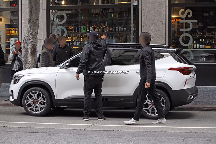 Mẫu crossover cỡ nhỏ Kia Seltos đã lộ diện hoàn toàn trước ống kính và không hề được che chắn để che giấu thiết kế trước ngày ra mắt. Nguyên mẫu Kia Seltos được bắt gặp tại Mỹ mang ngoại thất hai tông màu đen/trắng kết hợp với lưới tản nhiệt màu bạc nối liền cụm đèn pha LED và bộ mâm đa chấu.