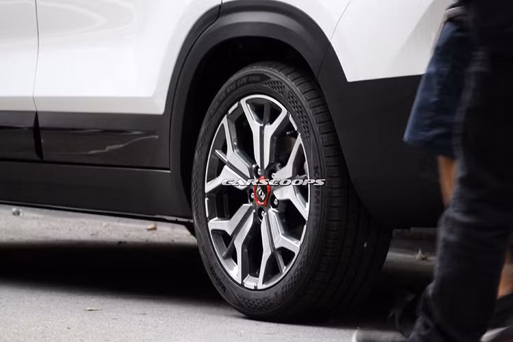 Các chi tiết giống với Kia SP2i Concept được thể hiện qua cụm đèn hậu LED góc cạnh nối liền với nhau bằng một thanh màu bạc và ốp cản sau với bộ khuếch tán khi động học đi cùng miệng ống xả cỡ lớn (giả).