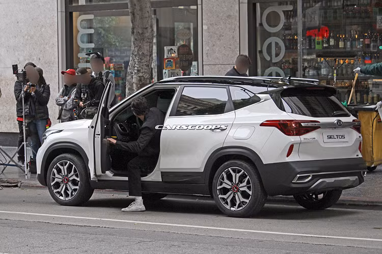 Kia Seltos 2020 mới sẽ có kích thước nằm giữa hai mẫu Kia Soul và Kia Sportage. Cùng với người anh em Hyundai Kona, có thể Kia Seltos sẽ đối đầu với các đối thủ Nhật Bản như: Mazda CX-3, Subaru XV, Ford EcoSport hay Honda HR-V.