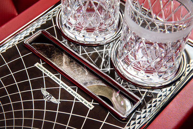 Thảm lông cừu, rèm cửa riêng tư phía sau, hệ thống thông tin giải trí cho hàng ghế sau cùng ốp bậc cửa có chữ ký của nhà sáng lập hãng Bentley và số thứ tự xuất xưởng của xe cũng là những trang bị nổi bật bên trong Bentley Mulsanne W.O. Edition.