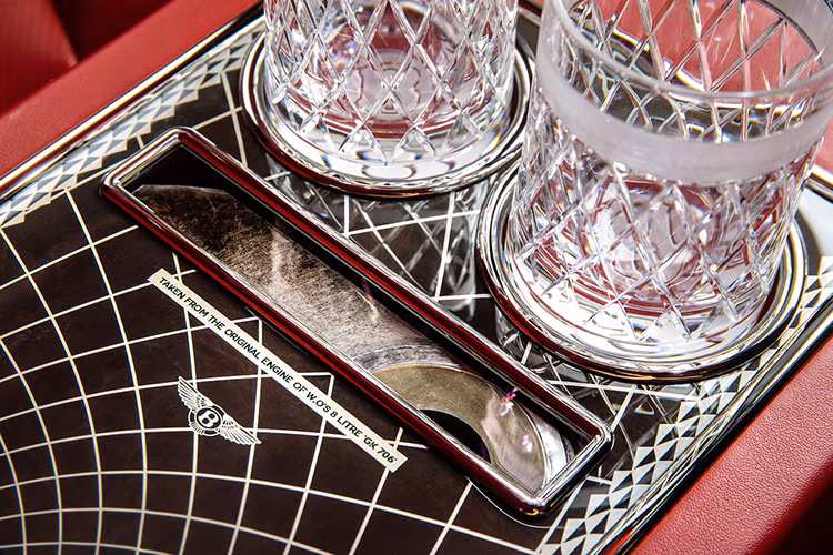 Thảm lông cừu, rèm cửa riêng tư phía sau, hệ thống thông tin giải trí cho hàng ghế sau cùng ốp bậc cửa có chữ ký của nhà sáng lập hãng Bentley và số thứ tự xuất xưởng của xe cũng là những trang bị nổi bật bên trong Bentley Mulsanne W.O. Edition.