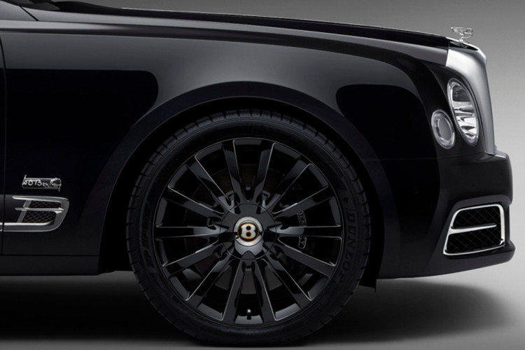 Cái tên "W.O." của phiên bản đặc biệt này vốn bắt nguồn từ ông Walter Owen Bentley. Vào năm 1919, ông đã thành lập nên thương hiệu xe siêu sang đình đám của Anh quốc. Là sản phẩm của bộ phận Mulliner, mỗi chiếc Bentley Mulsanne W.O. Edition sẽ sở hữu một chi tiết tương tự chiếc ô tô 8 Litre cá nhân của nhà sáng lập thương hiệu.