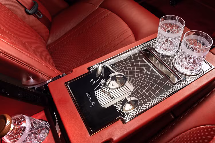 Các nhà thiết kế của Bentley còn dùng đến 4 loại gỗ khác nhau để ốp cho Mulsanne W.O. Edition, mang đến sự tương phản và chiều sâu trong xe. Bên cạnh đó là những chi tiết bằng nhôm được dùng để làm điểm nhấn. 