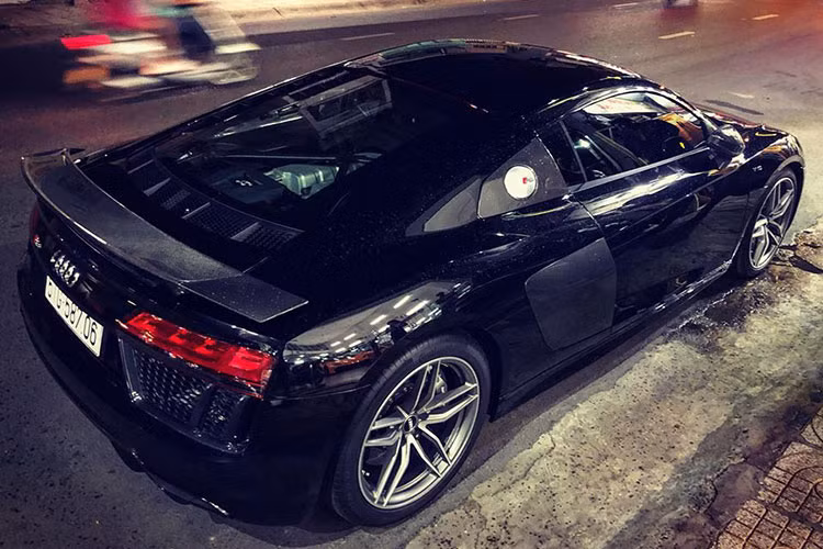 Ngoài bộ áo màu đen hiếm có tại Việt Nam, siêu xe Audi R8 V10 Plus mới về "làm dâu" tại Bạc Liêu còn có điểm khác biệt so với 5 chiếc còn lại chính là bộ mâm 5 chấu kép sơn màu bạc thay kiểu mâm đa chấu kép sơn đen bóng thường thấy trên phiên bản R8 V10 Plus.
