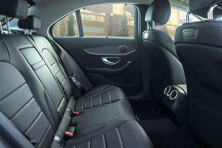 Mercedes-Benz C-Class 2019 tại Việt Nam được trang bị động cơ máy xăng 4 xi-lanh, tăng áp, dung tích 1,5 lít mới ở bản C200 và C200 Exclusive 2019. Động cơ này tạo ra công suất tối đa 181 mã lực tại dải tua máy 5.800 - 6.100 vòng/phút và mô-men xoắn cực đại 280 Nm tại tua máy 3.000 - 4.000 vòng/phút.