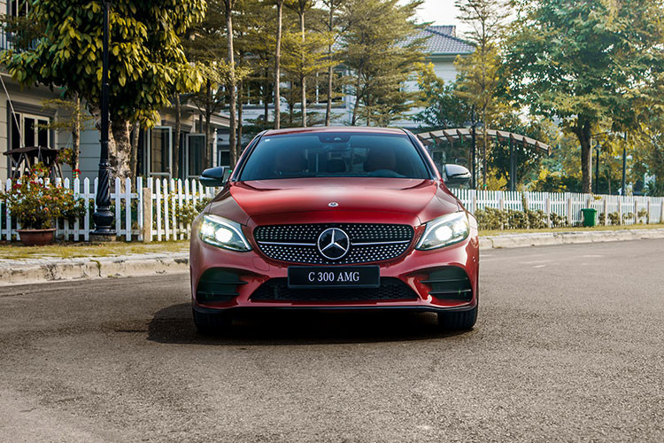 Điểm thú vị trên Mercedes-Benz C-Class 2019 chính là việc trang bị một số tính năng trên dòng sedan đầu bảng Mercedes-Benz S-Class. Đầu tiên dễ nhận ra nhất chính là hệ thống đèn Multibeam LED. Tuy nhiên, chỉ có 2 phiên bản Mercedes-Benz C200 Exclusive 2019 và Mercedes-Benz C300 AMG 2019 được trang bị loại đèn cao cấp và đắt giá này.