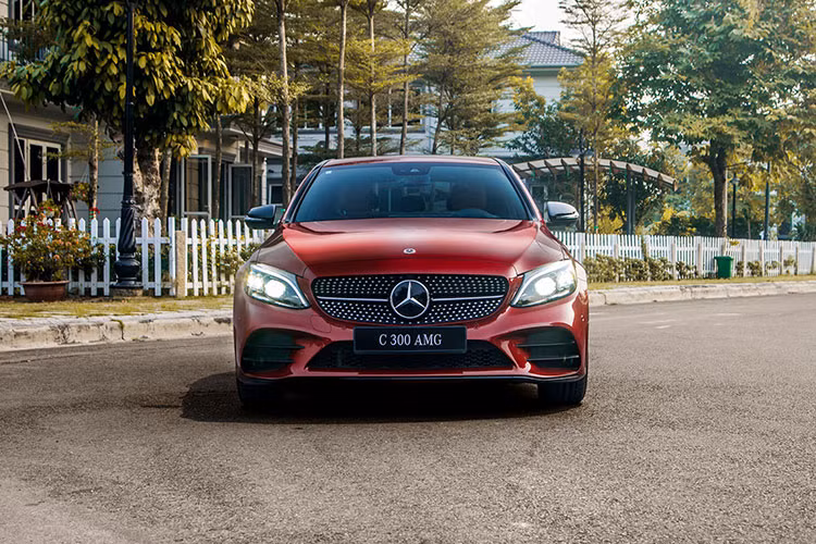 Điểm thú vị trên Mercedes-Benz C-Class 2019 chính là việc trang bị một số tính năng trên dòng sedan đầu bảng Mercedes-Benz S-Class. Đầu tiên dễ nhận ra nhất chính là hệ thống đèn Multibeam LED. Tuy nhiên, chỉ có 2 phiên bản Mercedes-Benz C200 Exclusive 2019 và Mercedes-Benz C300 AMG 2019 được trang bị loại đèn cao cấp và đắt giá này.