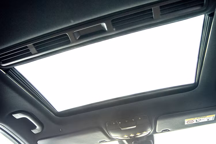 Cả 3 phiên bản đều hỗ trợ sạc điện thoại không dây qua chuẩn Qi và kết nối Apple CarPlay/Android Auto. C-Class 2019 sở hữu thiết kế chìa khóa và nút khởi động sang trọng, tinh xảo hơn. Bên cạnh đó là hệ thống dẫn đường tích hợp bản đồ 3D sống động và trực quan độc quyền cho Việt Nam.