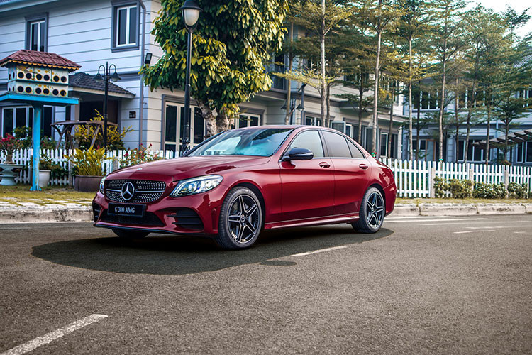 Mercedes-Benz Việt Nam vừa chính thức giới thiệu phiên bản nâng cấp của mẫu xe Mercedes-Benz C-Class 2019. Mẫu sedan hạng sang cỡ nhỏ Mercedes-Benz C-Class 2019 tại thị trường Việt Nam sẽ được phân phối chính hãng với 3 phiên bản là Mercedes-Benz C200 2019, Mercedes-Benz C200 Exclusive 2019 và Mercedes-Benz C300 AMG 2019.