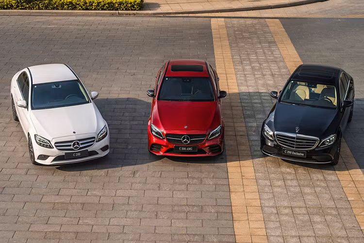 C-Class 2019 là một lựa chọn dành cho các khách hảng đang có nhu cầu mua sedan hạng sang cỡ nhỏ với nhiều trang bị tiện nghi, an toàn và nhiều công nghệ ở tầm giá trên 1,5 tỷ đồng. Giá xe Mercedes-Benz C-Class gồm 3 phiên bản: C 200, C 200 Exclusive và C 300 AMG lần lượt là 1,499, 1,709 và 1,897 tỷ đồng (đã bao gồm thuế GTGT).