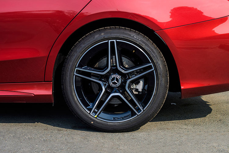 Từng phiên bản đều sử dụng mâm khác nhau, trong đó C 200 lắp mâm 5 chấu kép 2 tông màu (17 inch), C 200 Exclusive lắp mâm đa chấu 2 tông màu xen kẽ trắng đen (18 inch) và C 300 AMG được trang bị mâm xe thể thao 18 inch 5 chấu kép với đồ họa ngôi sao.