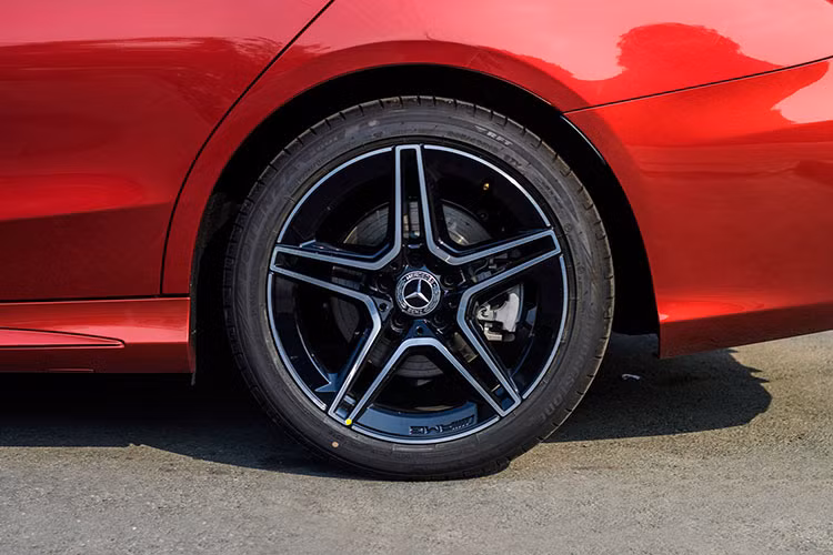 Từng phiên bản đều sử dụng mâm khác nhau, trong đó C 200 lắp mâm 5 chấu kép 2 tông màu (17 inch), C 200 Exclusive lắp mâm đa chấu 2 tông màu xen kẽ trắng đen (18 inch) và C 300 AMG được trang bị mâm xe thể thao 18 inch 5 chấu kép với đồ họa ngôi sao.