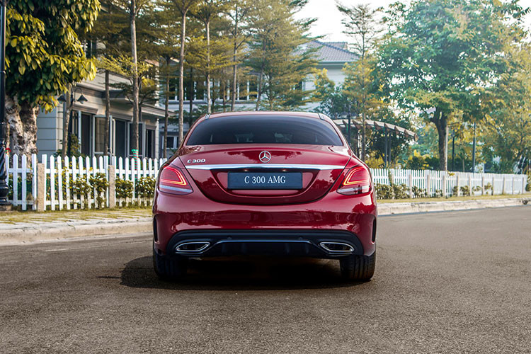 Cản trước/sau của mẫu Mercedes-Benz C-Class 2019 cũng được sửa đổi lại thiết kế mang phong cách trẻ trung hơn so với thế hệ trước đây. Với những trang bị hoàn toàn mới này, khó ai có thể nghĩ rằng đây chỉ là một phiên bản nâng cấp.