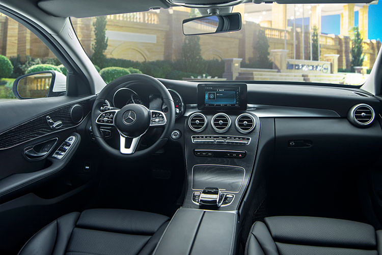 Bên trong nội thất của Mercedes-Benz C-Class 2019 sẽ được ốp thêm gỗ có thể là loại gỗ hạt dẻ hay gỗ sồi Open Pore. Màn hình cảm ứng trung tâm nâng kích thước lên 10,25 inch mang đến cảm giác thoải mái hơn khi điều khiển so với màn hình cũ. 