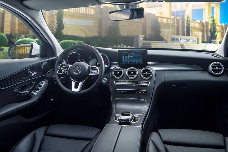Bên trong nội thất của Mercedes-Benz C-Class 2019 sẽ được ốp thêm gỗ có thể là loại gỗ hạt dẻ hay gỗ sồi Open Pore. Màn hình cảm ứng trung tâm nâng kích thước lên 10,25 inch mang đến cảm giác thoải mái hơn khi điều khiển so với màn hình cũ. 