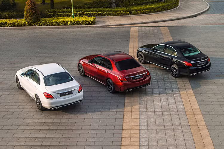 Ngoài ra, Mercedes-Benz C-Class 2019 tại Việt Nam còn có phiên bản C300 AMG 2019 sử dụng động cơ máy xăng 4 xi-lanh, dung tích 2.0 lít, sản sinh công suất tối đa 258 mã lực và mô-men xoắn cực đại 370 Nm. Đi kèm cùng 2 động cơ này là hộp số tự động 9 cấp và hệ thống EQ Boost giúp tăng thêm khả năng vận hành và giảm lượng xăng tiêu thụ.