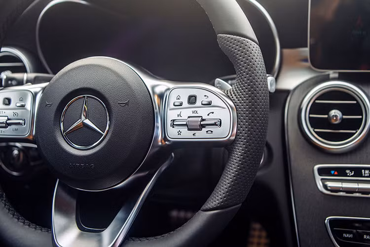 Vô-lăng của mẫu xe sang cỡ nhỏ Mercedes-Benz C-Class 2019 có nhiều điểm tương đồng với S-Class, trên vô-lăng tích hợp thêm 2 phím điều khiển chức năng là ga tự động và giới hạn tốc độ. Phía sau vô-lăng là màn hình kỹ thuật số toàn phần với kích thước 12,3 inch.